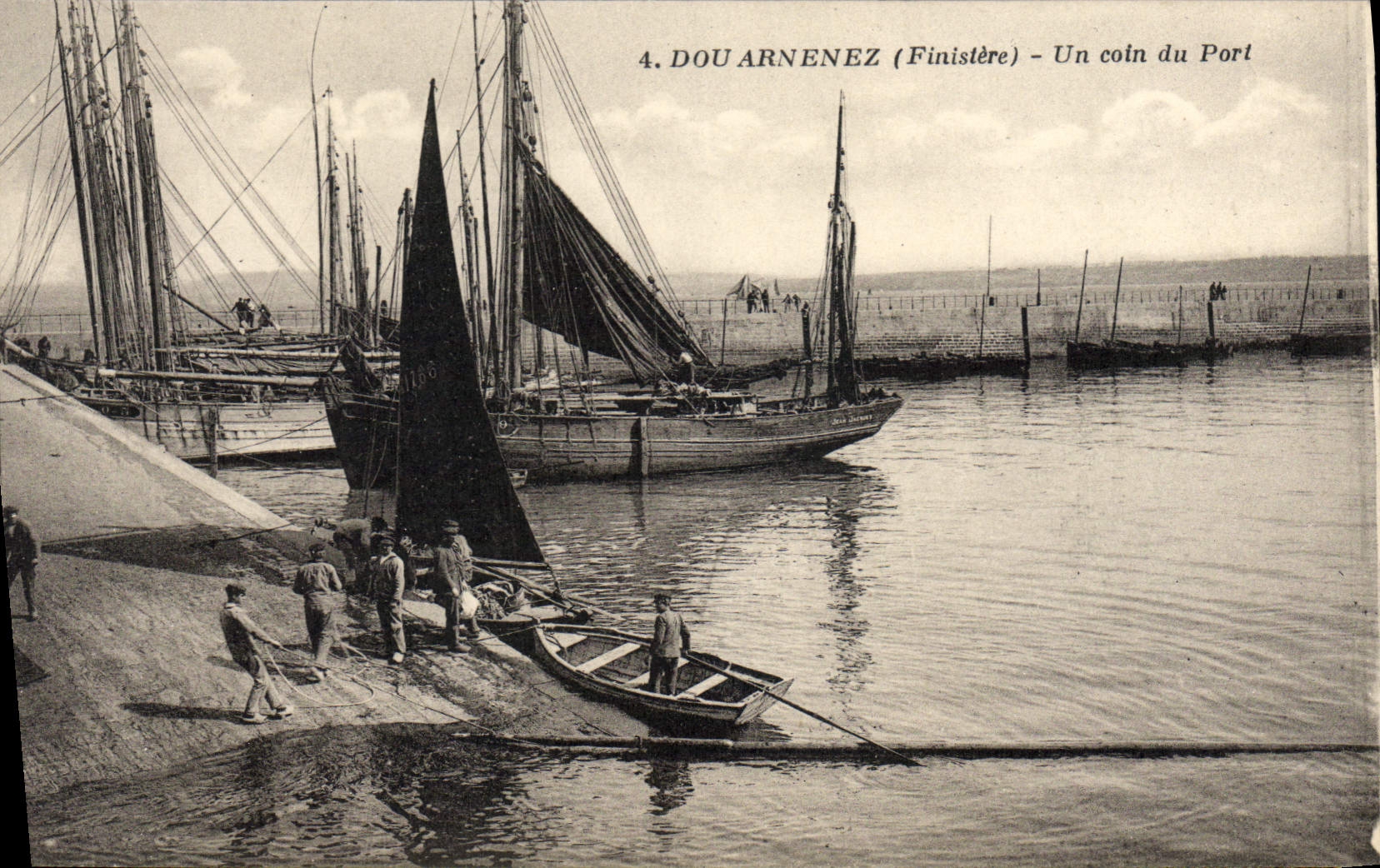 CPA DouArnenez Finistere un coin du port 