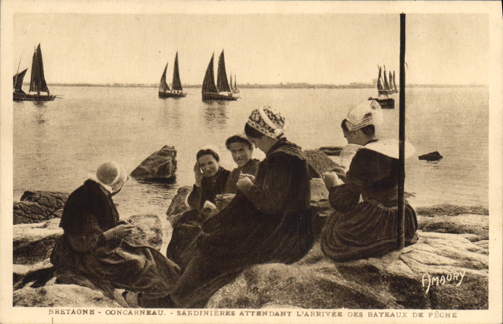 CPA Bretagne concarneau sardinieres Attendant l'Arrivee des Bateaux de peche 