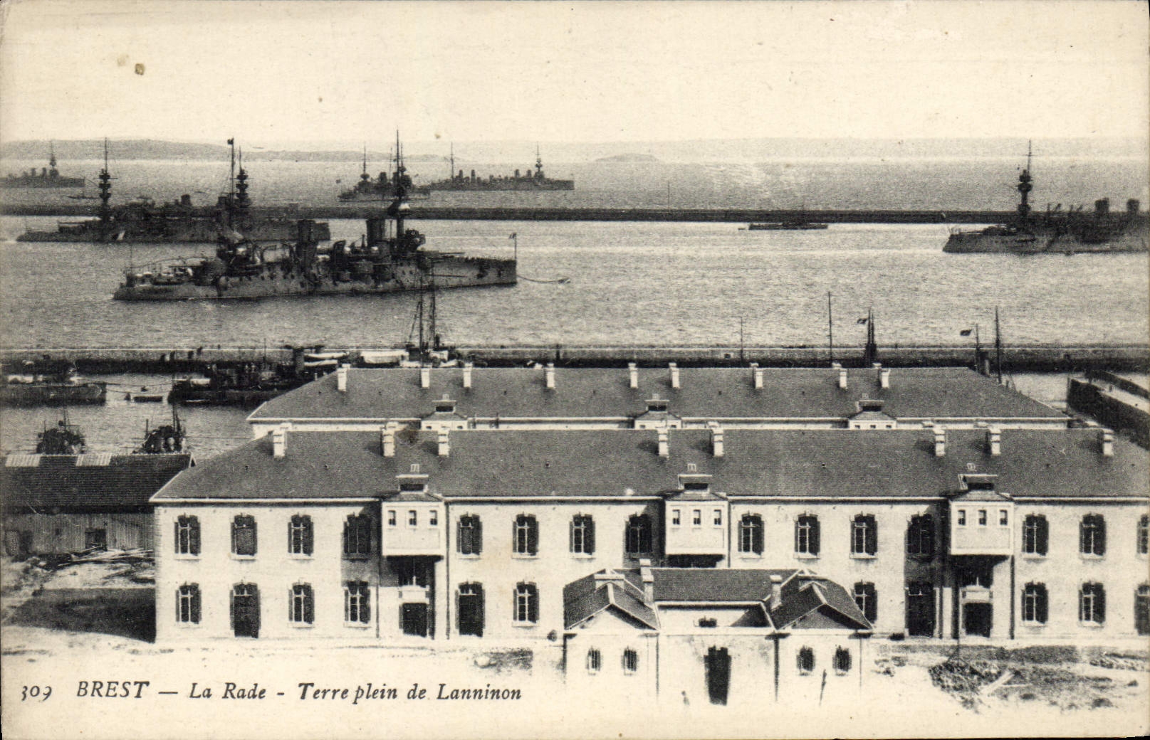 CPA Brest la Rade Terre plein de Lanninon 