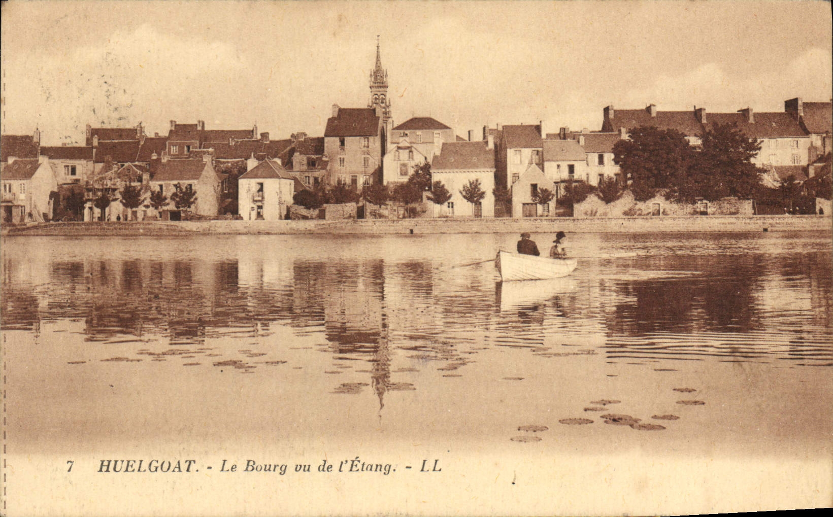 Huelgoat - Le Bourg vu de l'Étang - LL