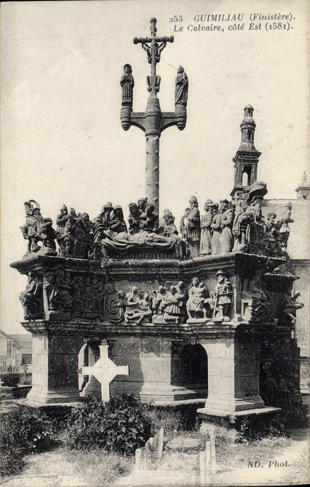 Guimiliau (Finistère) — Il Calvario, lato Est (1581) — ND. Phot.