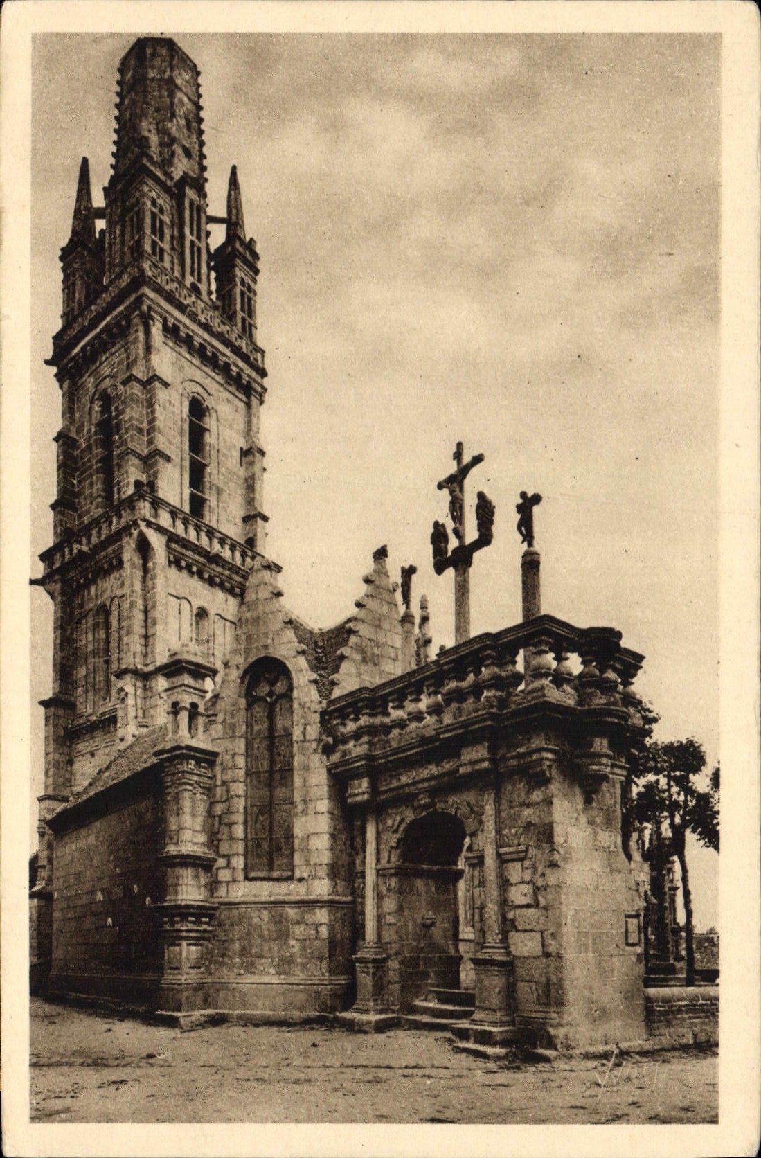 CPA Bretagne Lampaul Finistere l'Arc de Triomphe et l'eglise 
