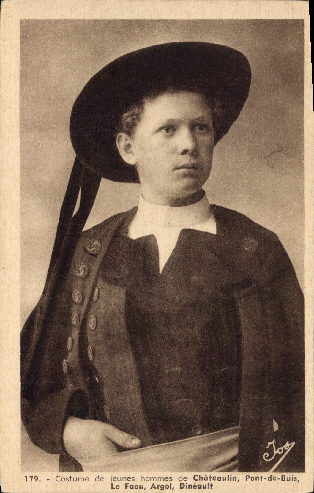 CPA Costume de jeunes Hommes de Chateaulin pont de Buis le Faou Argol Dineault 
