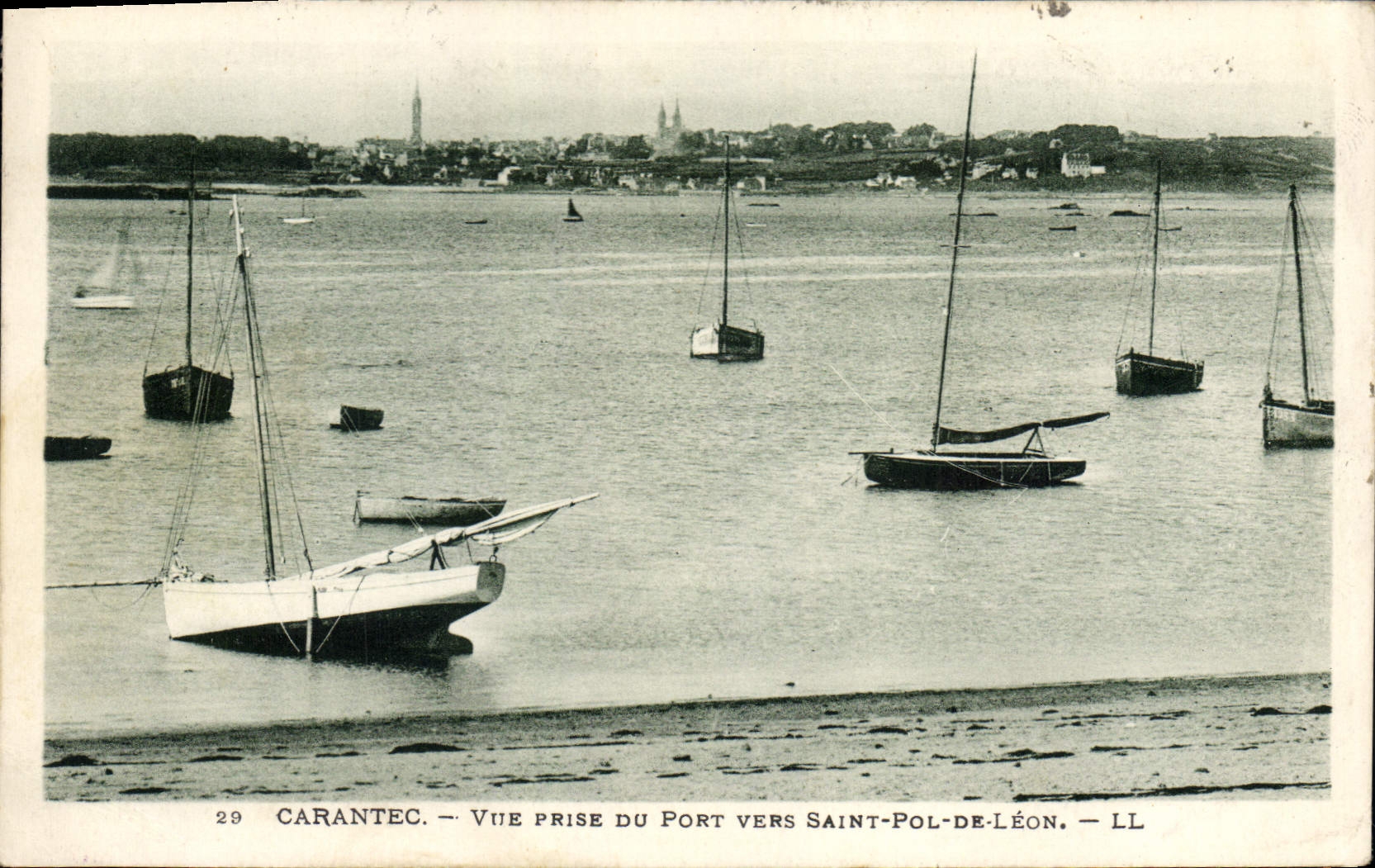 CPA Carantec vue prise du port vers Saint Pol de Leon 