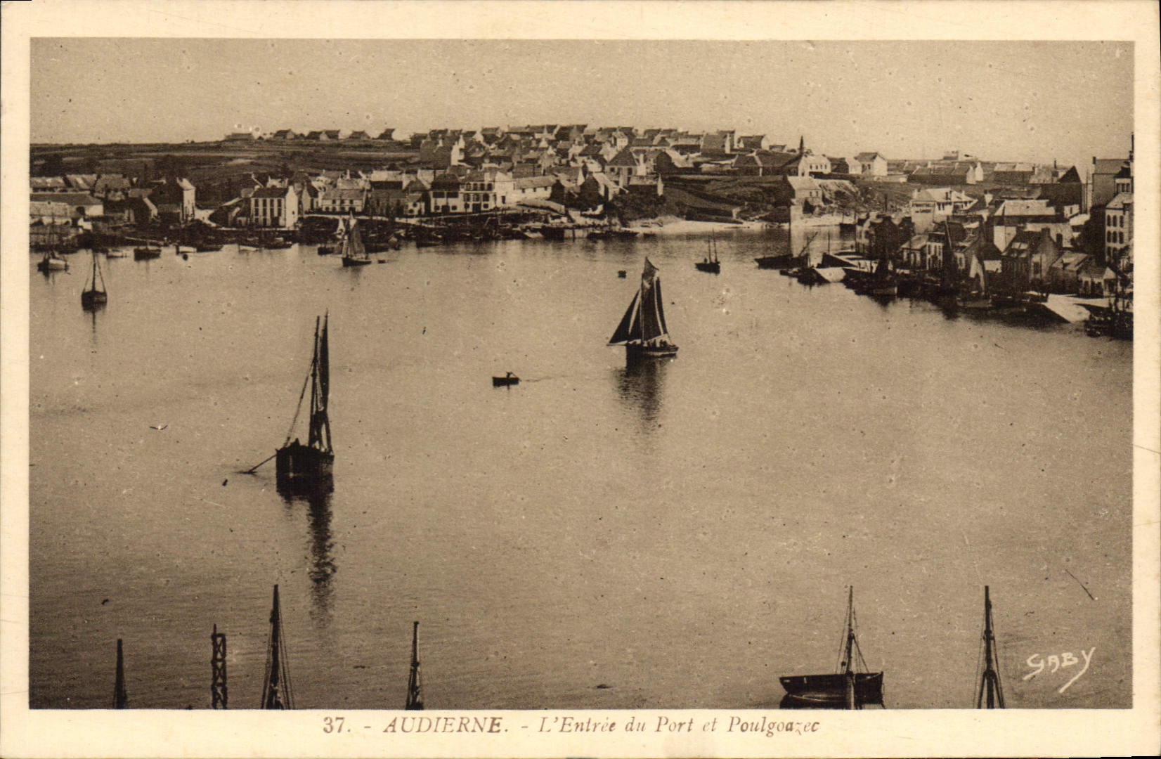 CPA Audierne l'entree du port et Poulgoazec 