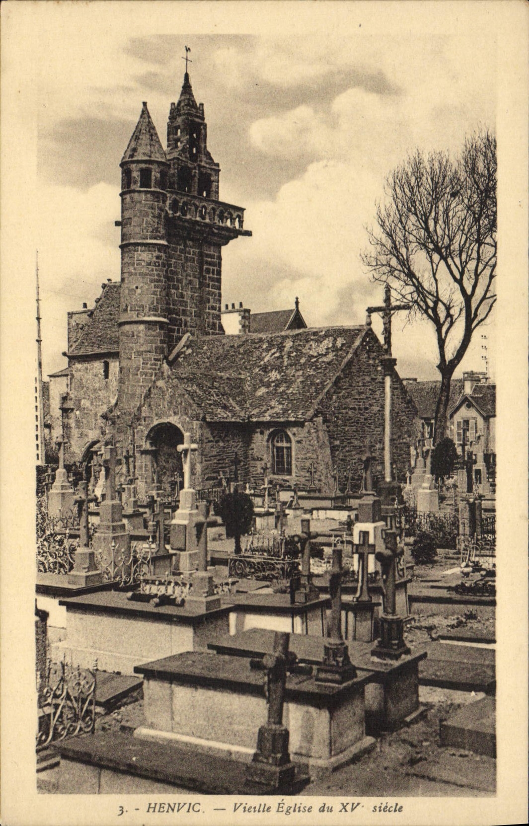 CPA Henvic Vieille Eglise du XV siecle 