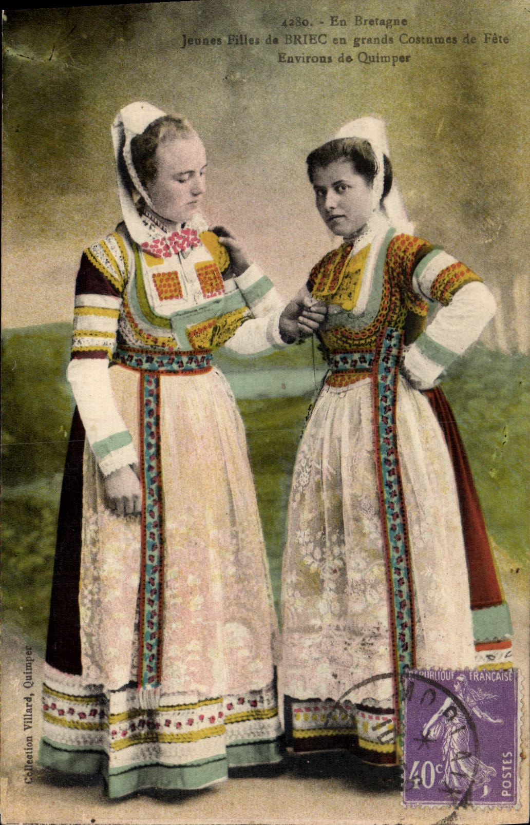 CPA En Bretagne jeunes filles de Briec en grands costumes de fete environs de Quimper 