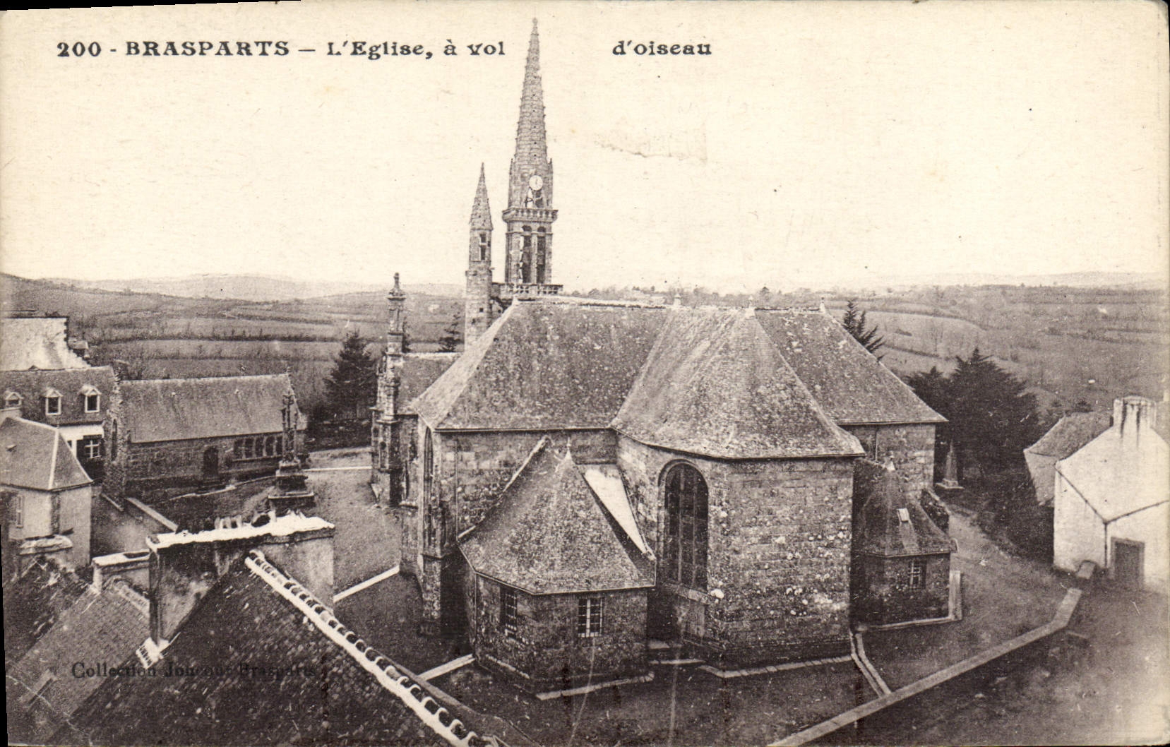 CPA Brasparts l'eglise à Vol d'oiseau 