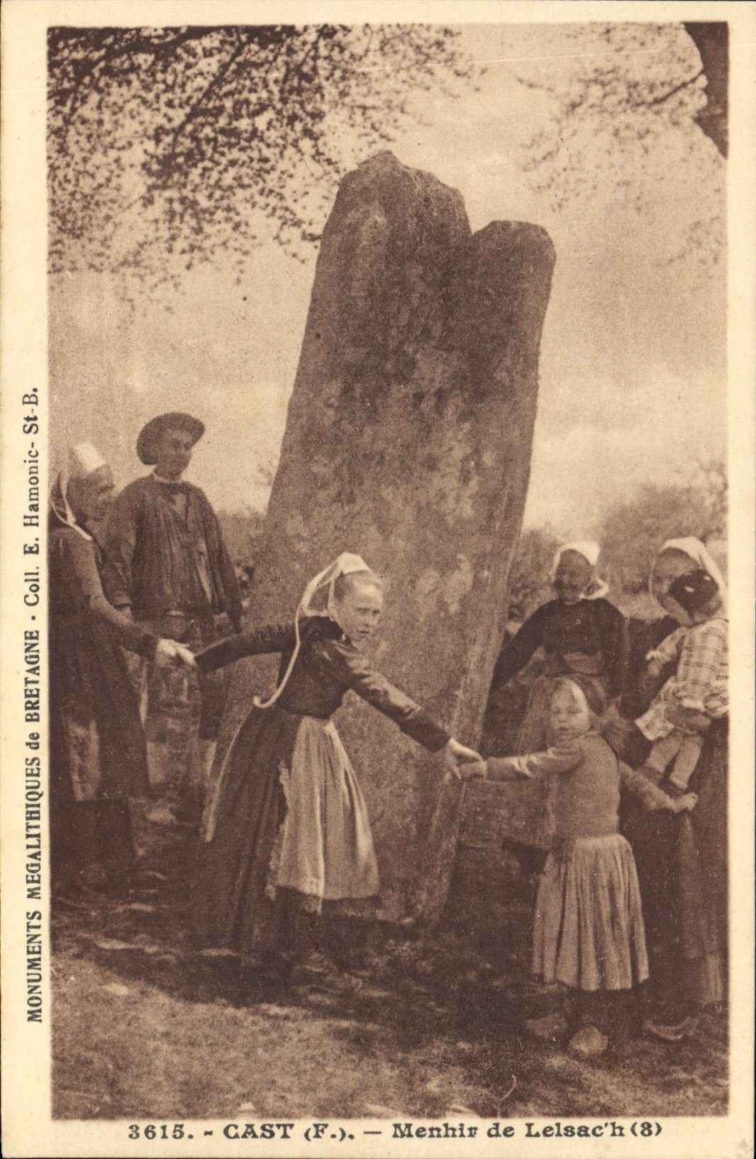 CPA Monument Megalithiques de Bretagne Cast F Menhir de Leisac'h 