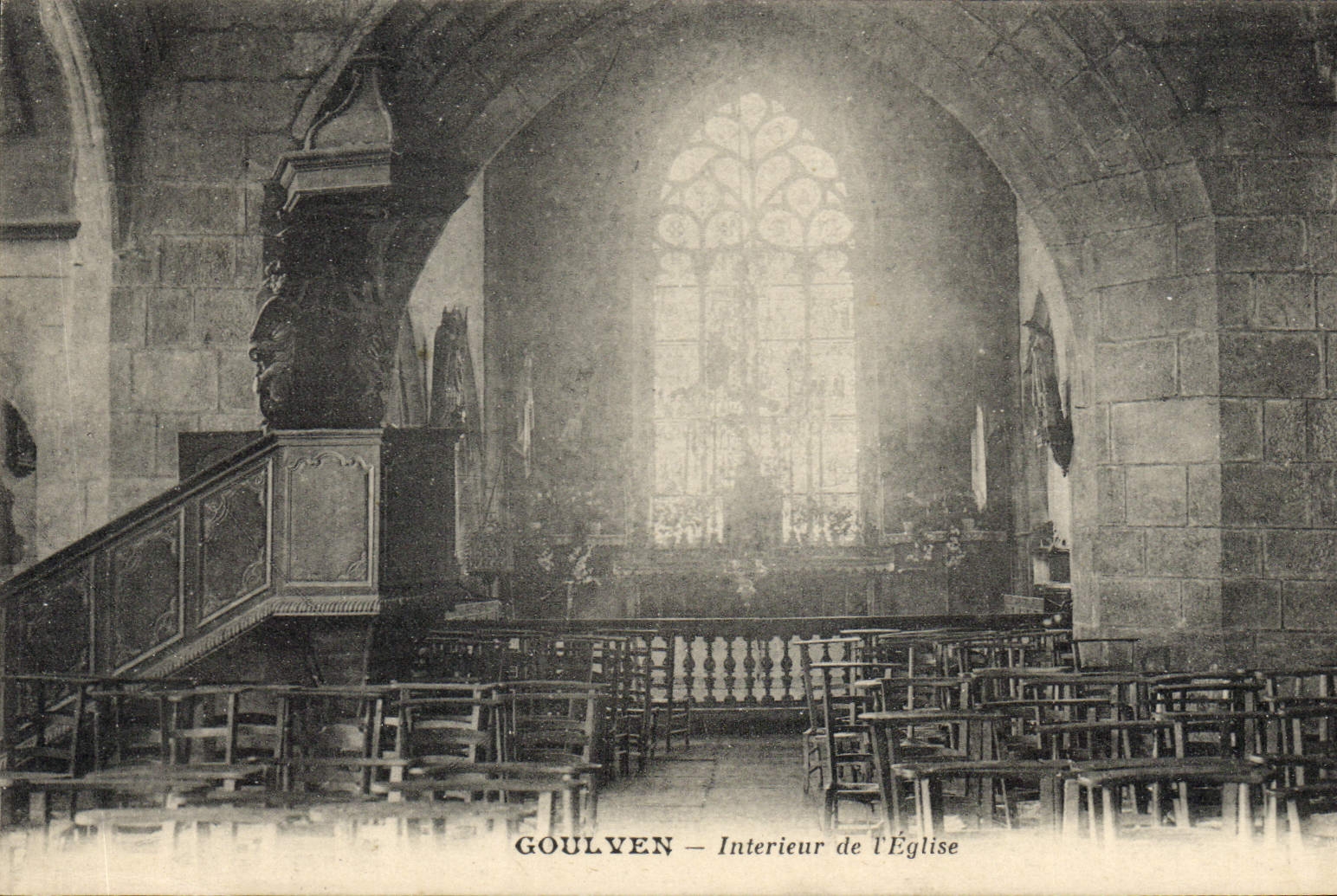CPA Goulven interieur de l'eglise 