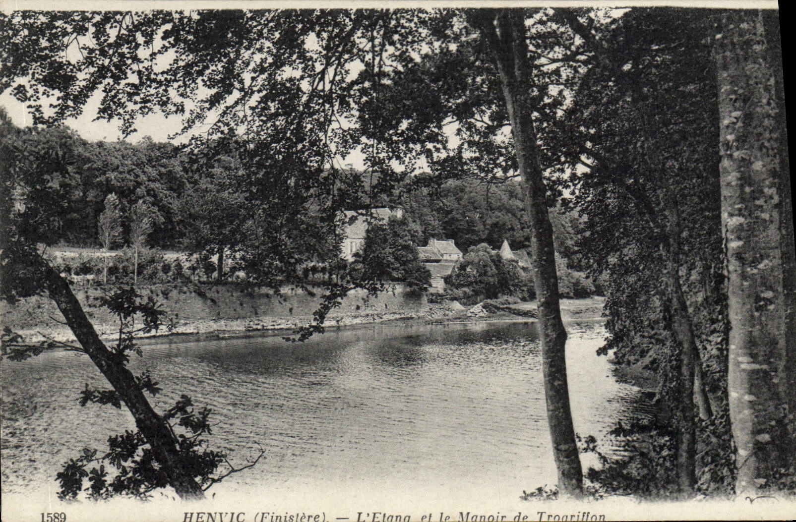 CPA Henvic Finistere l'Etang et le Manoir de Trogriffon 