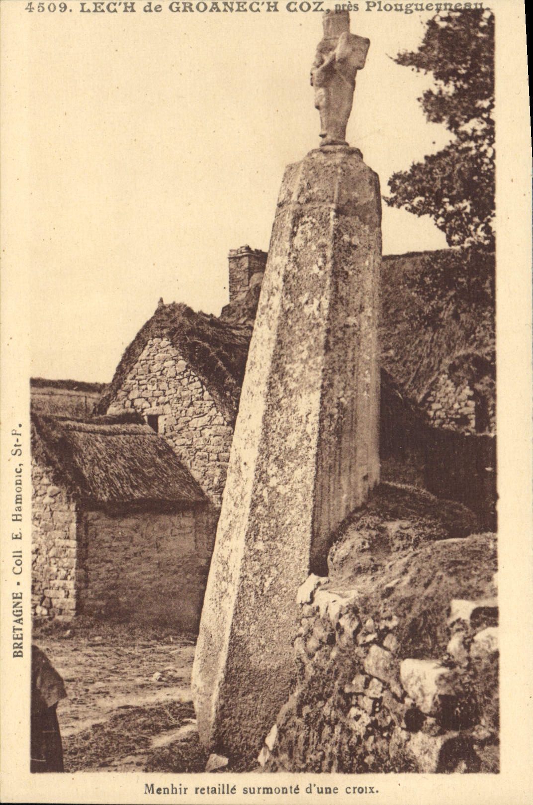 CPA Bretagne Lec'h de Groanec'h Coz pres Plouguerneau Menhir retaille surmonte d'une croix 