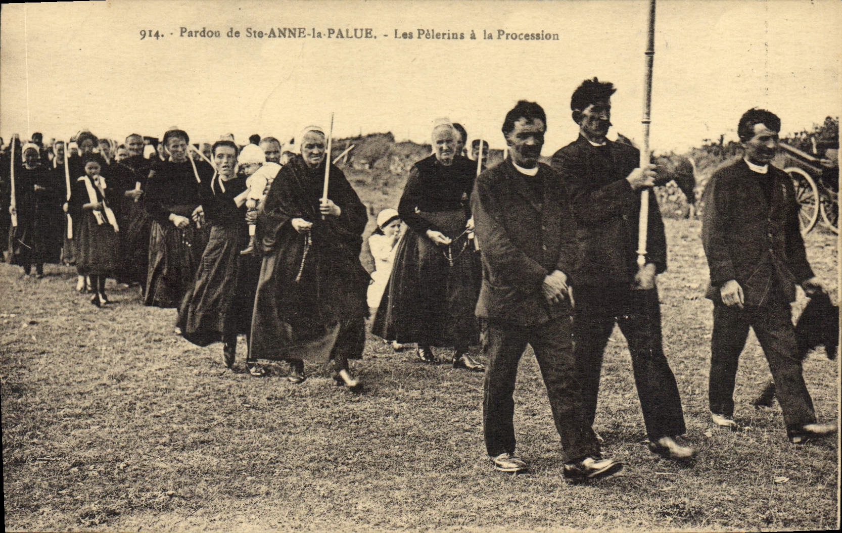 CPA Pardon de Ste Anne la Palue les Pelerins à la Procession 