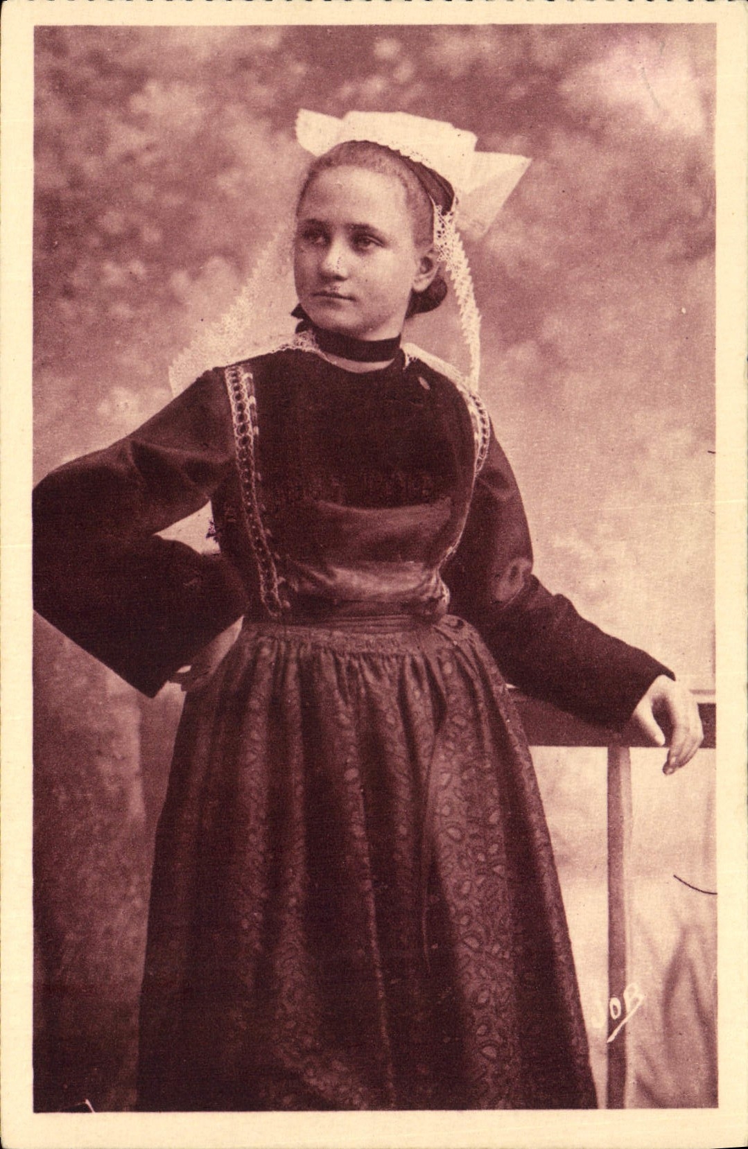 CPA jeune Fille de Saint Thois Etude des Coiffes de Bretagne 