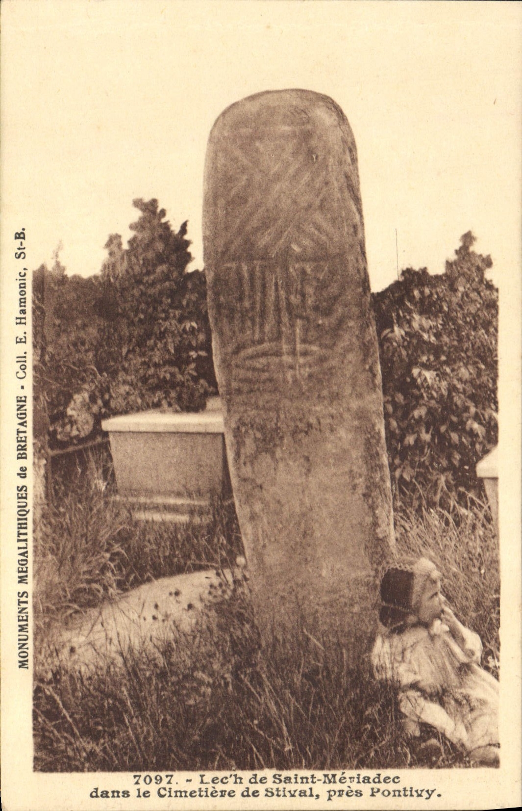CPA Monument Megalithiques de Bretagne Lec'h de Saint Meriadec dans le Cimetiere de Stival pres Pont