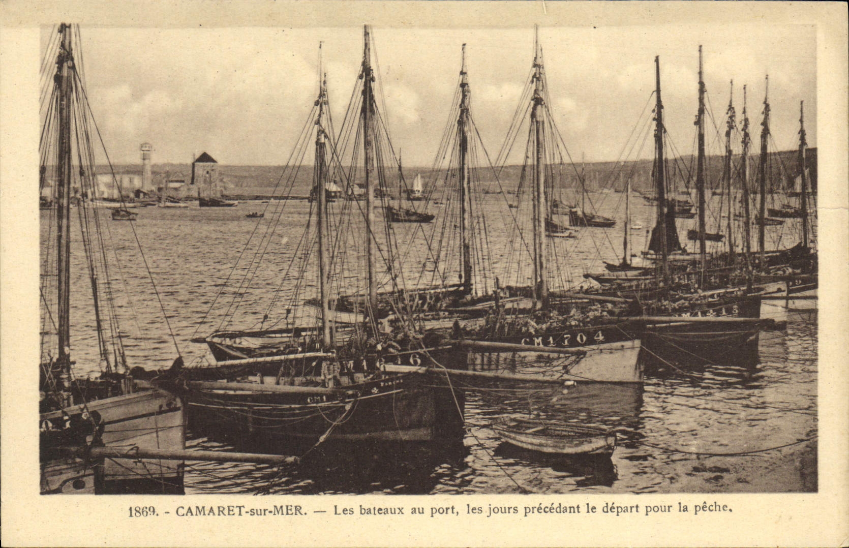 CPA Camaret sur Mer les bateaux au port les jours precedant le depart pour la peche 