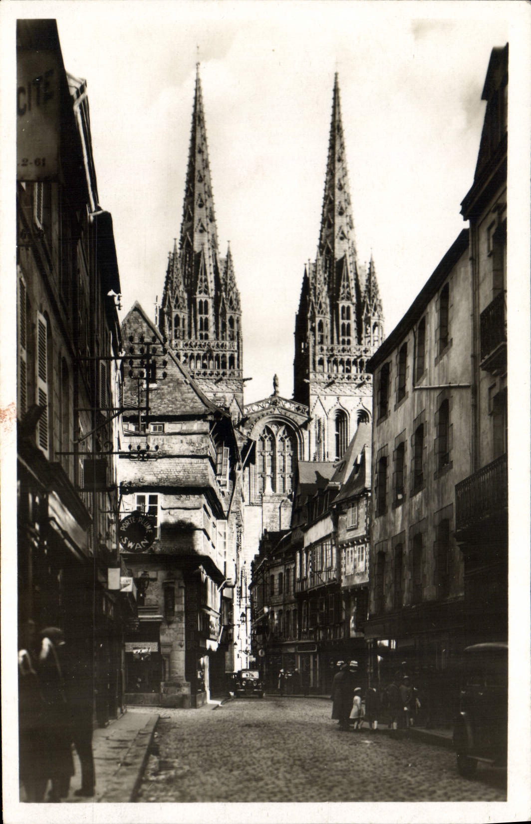 CPA Quimper Le sourire de la Bretagne la Cathedrale 