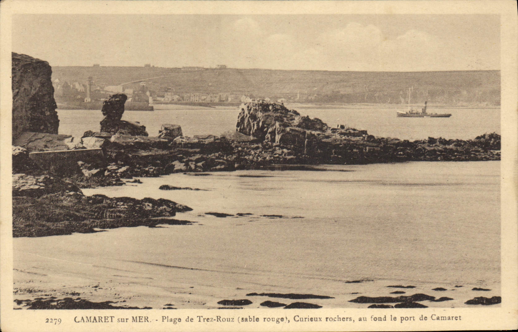 CPA Camaret sur Mer plage de Trez Rouz sable rouge Curieux rochers au fond le port de Camaret 