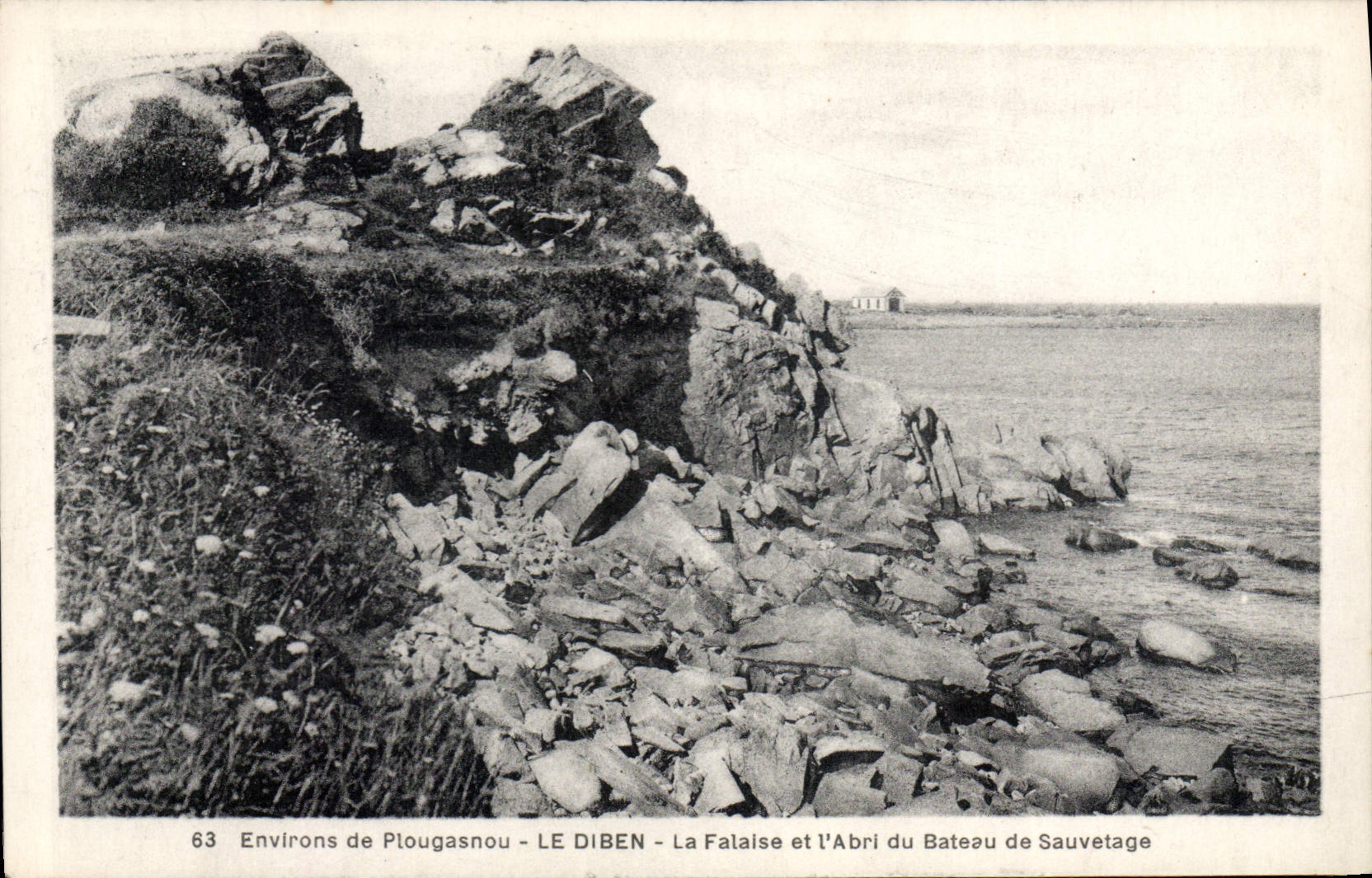 Environs de Plougasnou — LE DIBEN — La Falaise et l'Abri du Bateau de Sauvetage