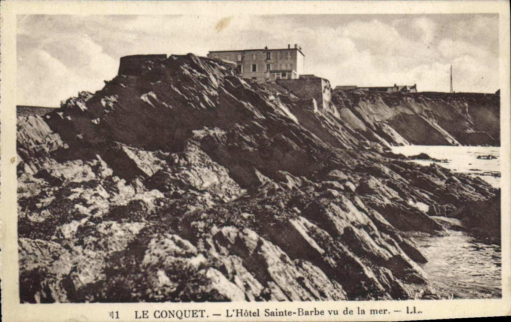 CPA Le Conquet l'hotel Saint Barbe vu de la mer 
