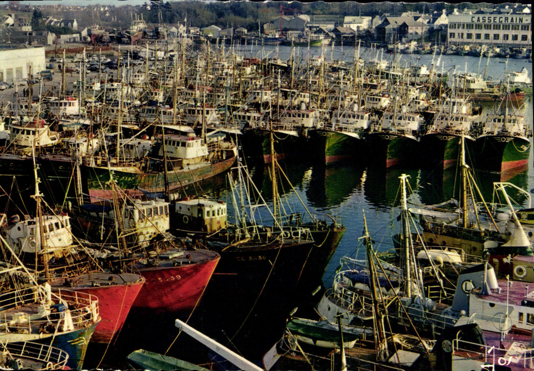 CPSM Bateaux de peche à l'abri de la tempete dans le port de Concarneau 