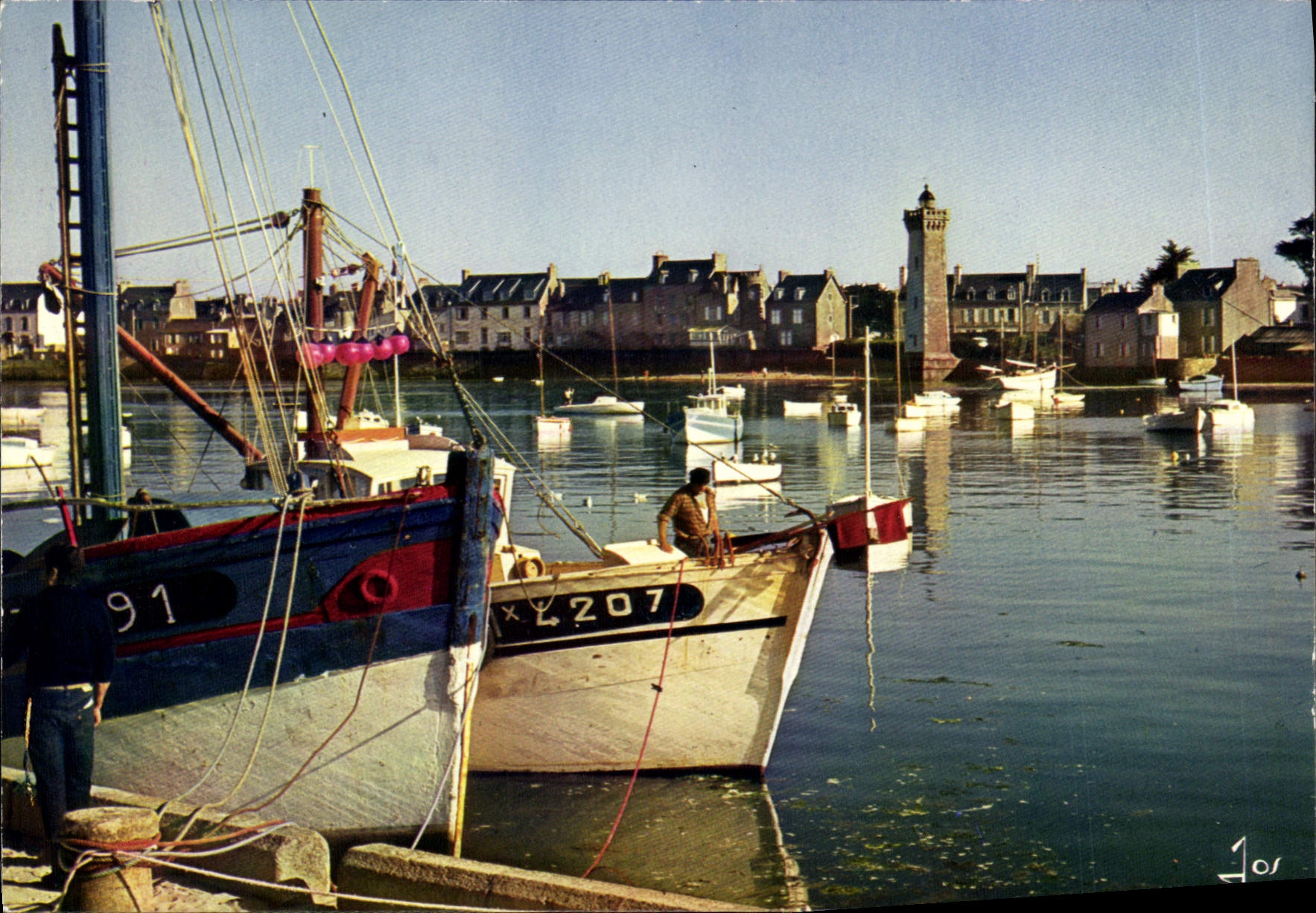 CPSM Roscoff Finistere le fond du port et le Phare 
