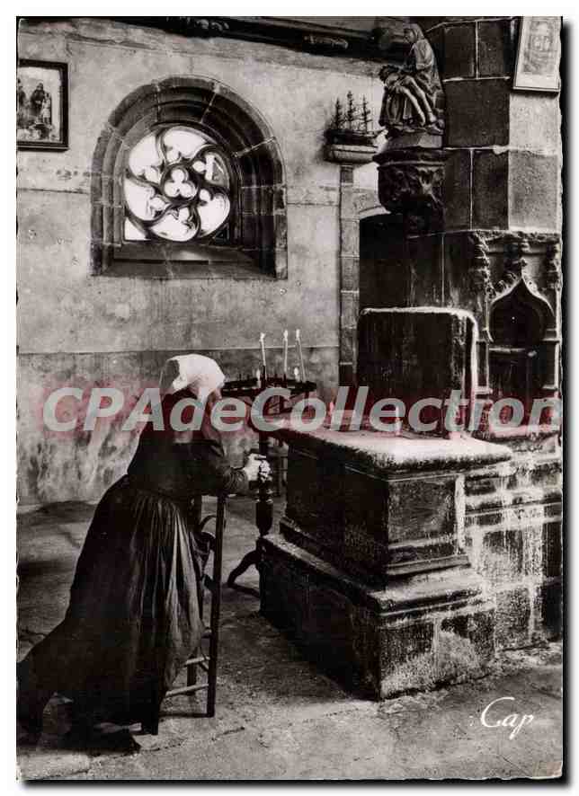CPSM Scenes et types Bretons un voeu à l'autel de Notre Dame de la Clarte 