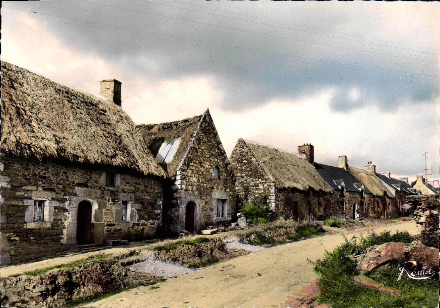 CPSM En Bretagne Vieilles Chaumieres Bretonnes 