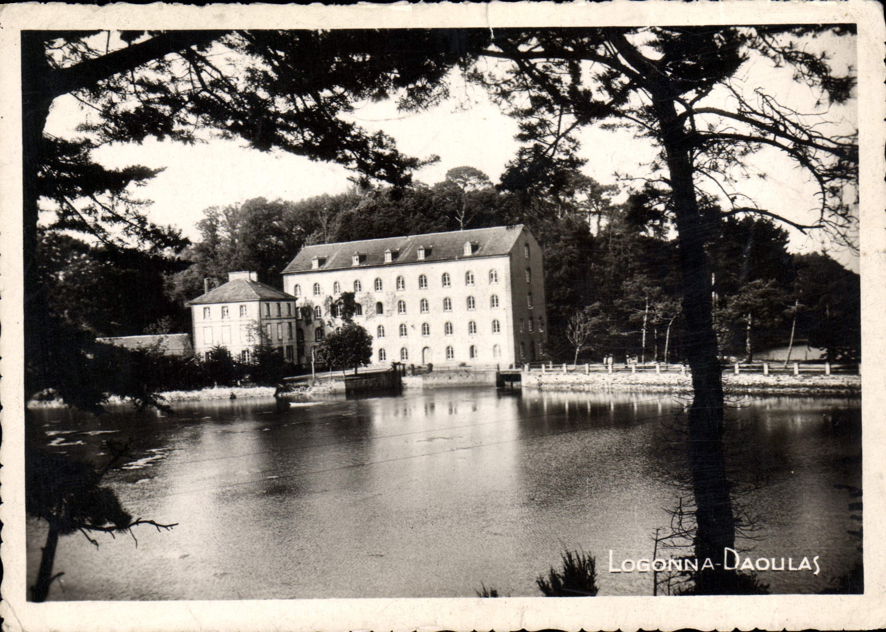 CPSM Bretagne Finistere Logonna daoulas dans un cadre d'une beaute incomparable se trouve le joli Mo