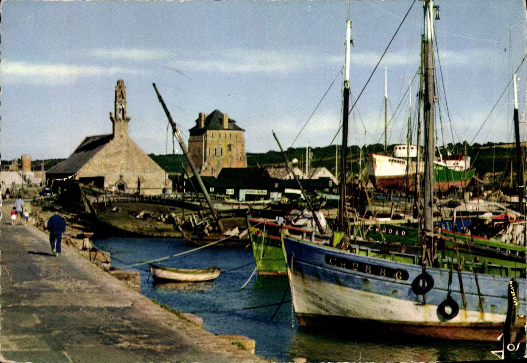CPSM Camaret sur Mer Finistere la chapelle Notre Dame de Rocamadour le chateau de Vauban sur le Sill