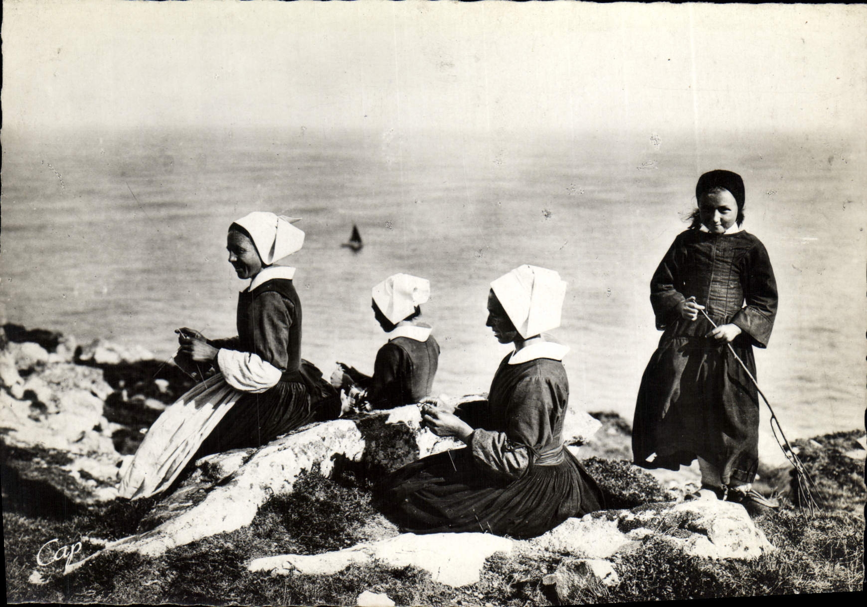 Tricoteuses à la Pointe du Raz — Scènes et Types bretons — C.A.F. Paris