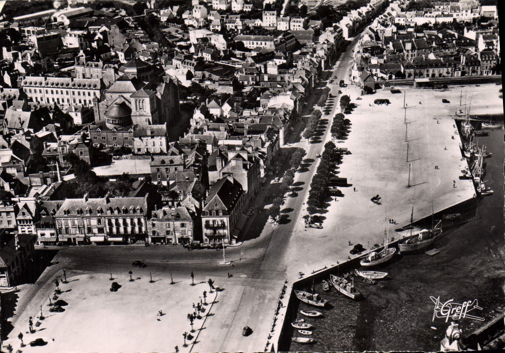 CPSM En Bretagne Concarneau Finistere vue aerienne les Quais et l'eglise 