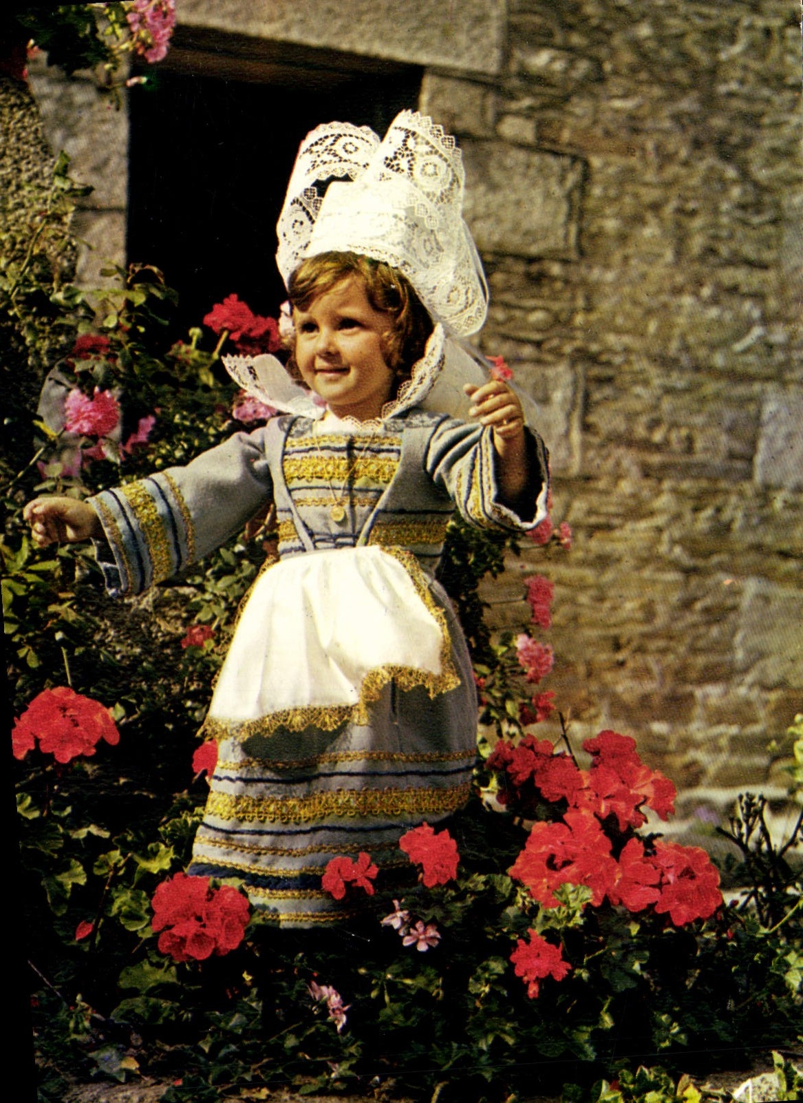 CPSM Petite Fille en costume des region de Concarneau Fouesnant 