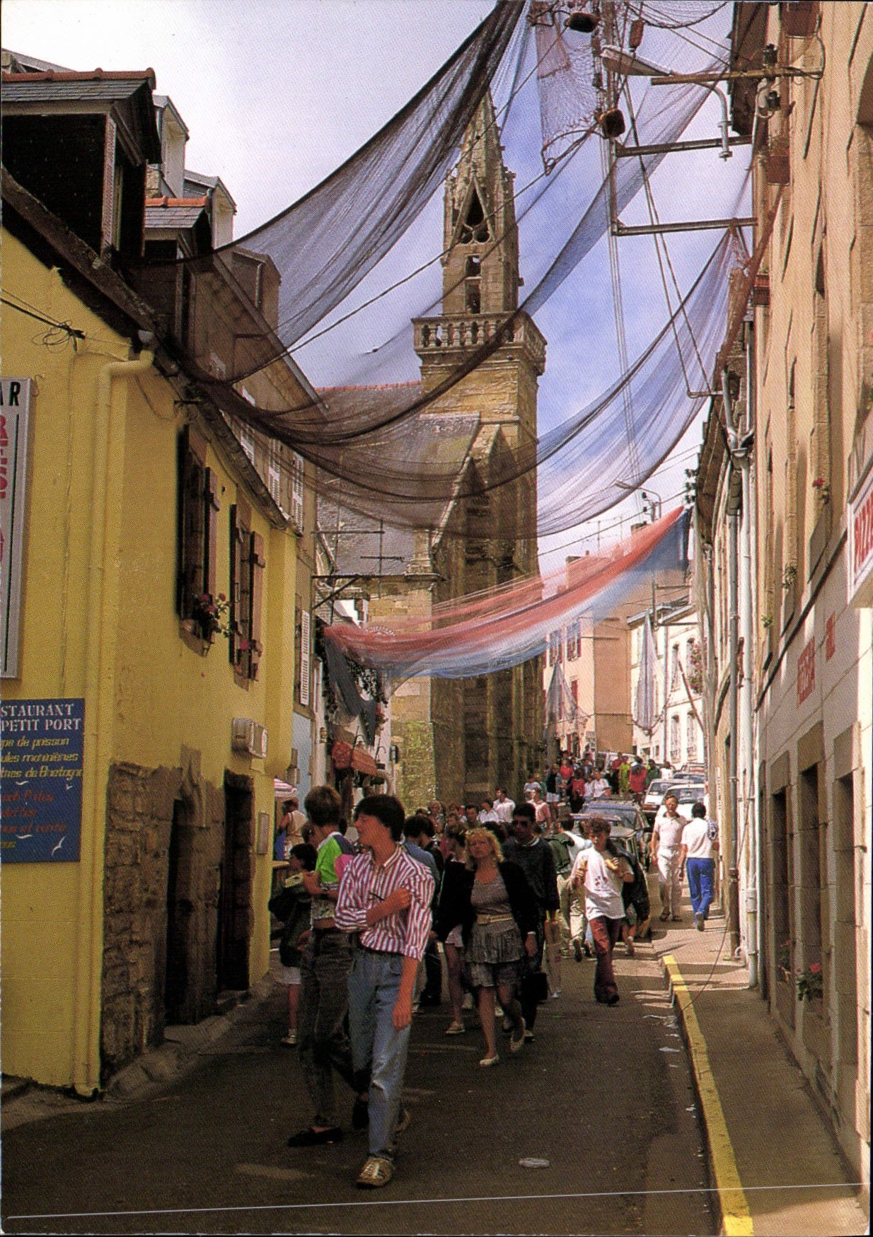 CPSM Douarnenez Animation de rue pres de la chapelle Saint Helene Rassemblement des vieux greements 