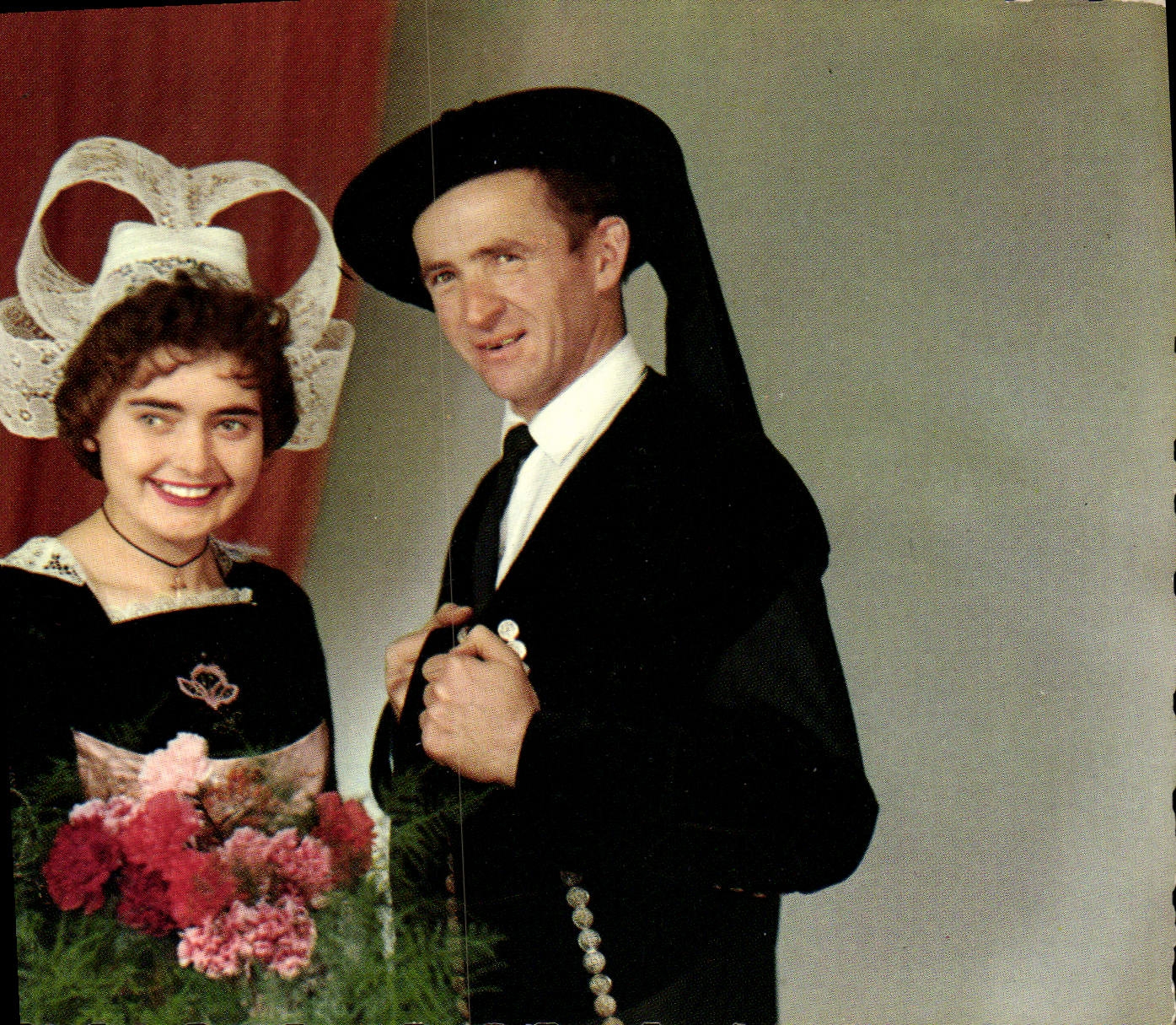 CPSM Costume de jeunes Filles de l'Abbaye de Langonnet et du Faouet Cornouaille Costume d'homme de P