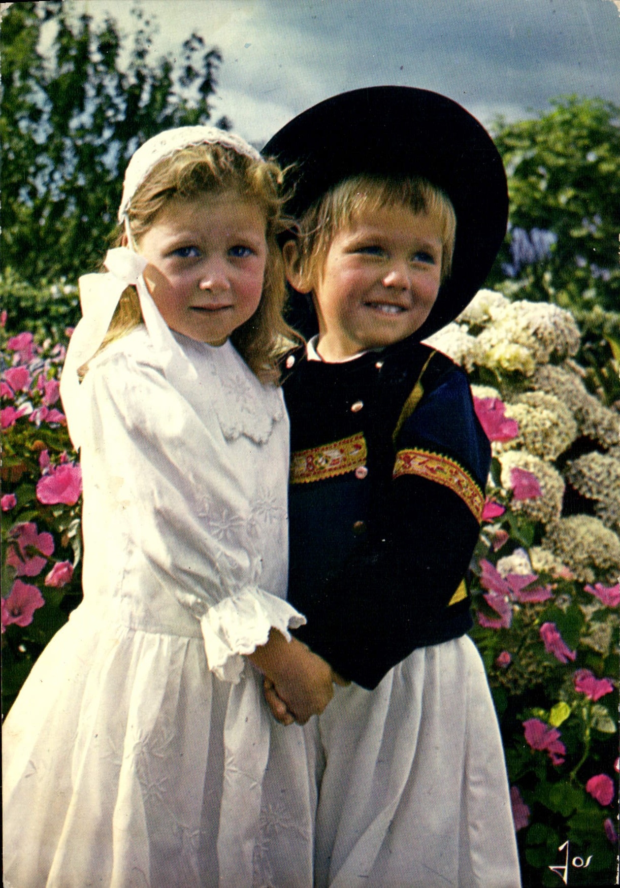 CPSM Couple d'enfants en costume de Cornouaille 