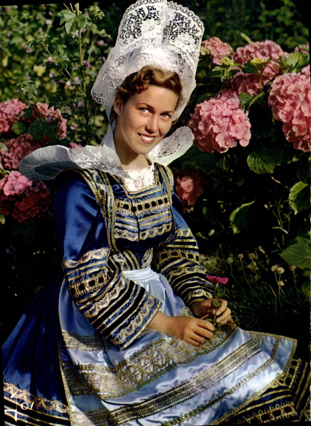 CPSM Jeune Fille en costume de Rosporden Concarneau 