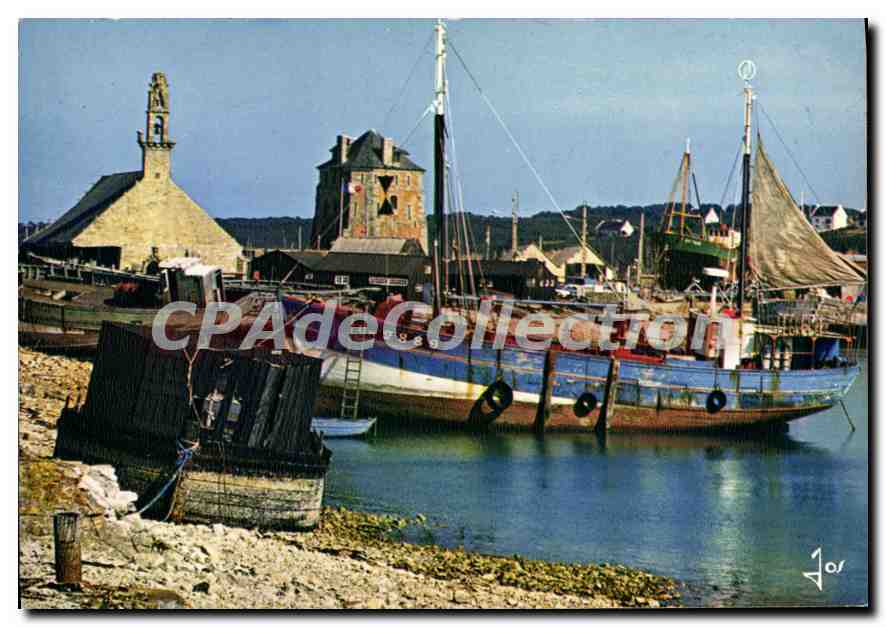 CPSM Camaret le Sillon les vieux bateaux devant la chapelle Notre Dame de Rocamadour et la tour Vaub