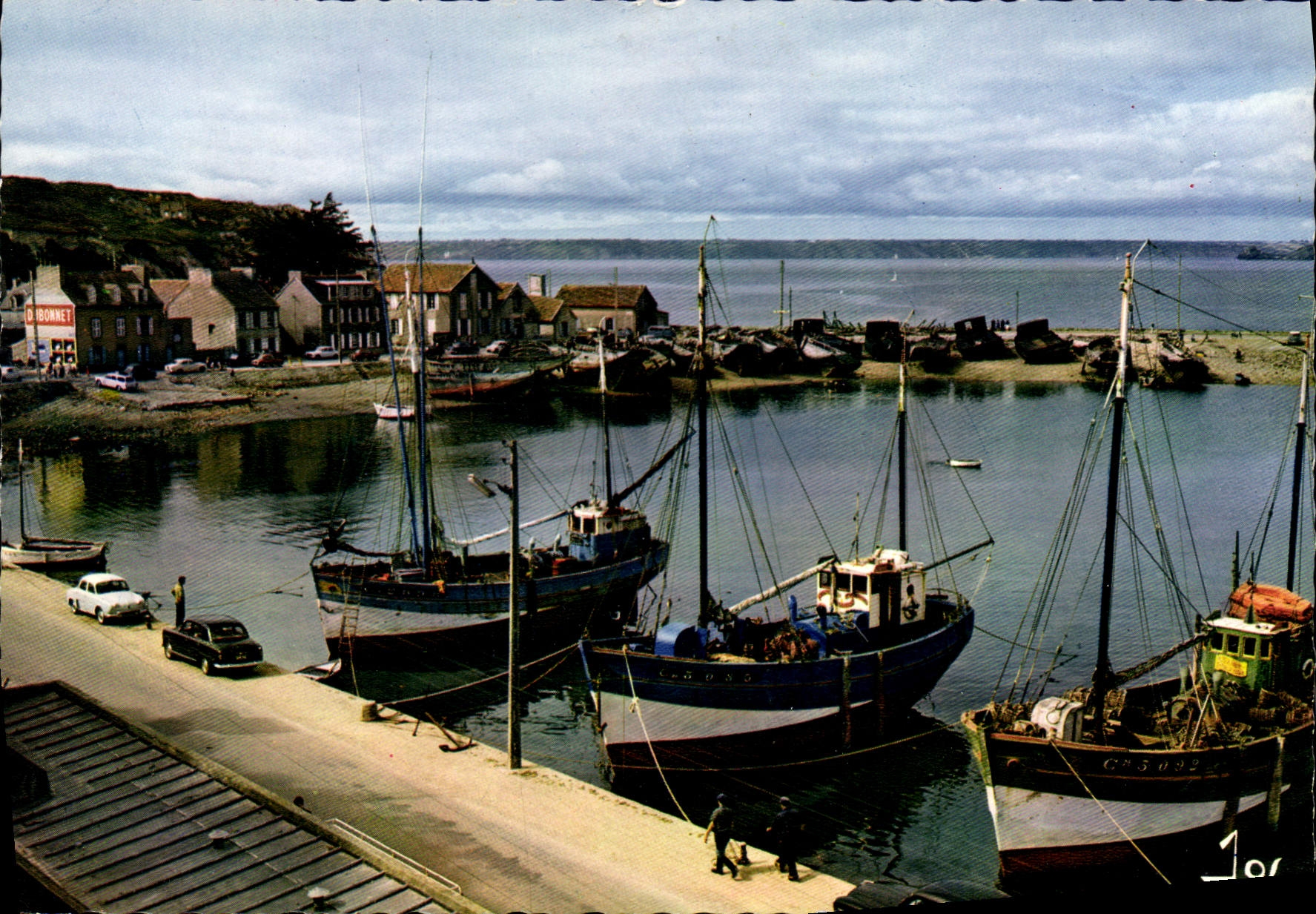 CPSM Camaret sur Mer Finistere dans le coin du Styvel bateaux de peche au repos 