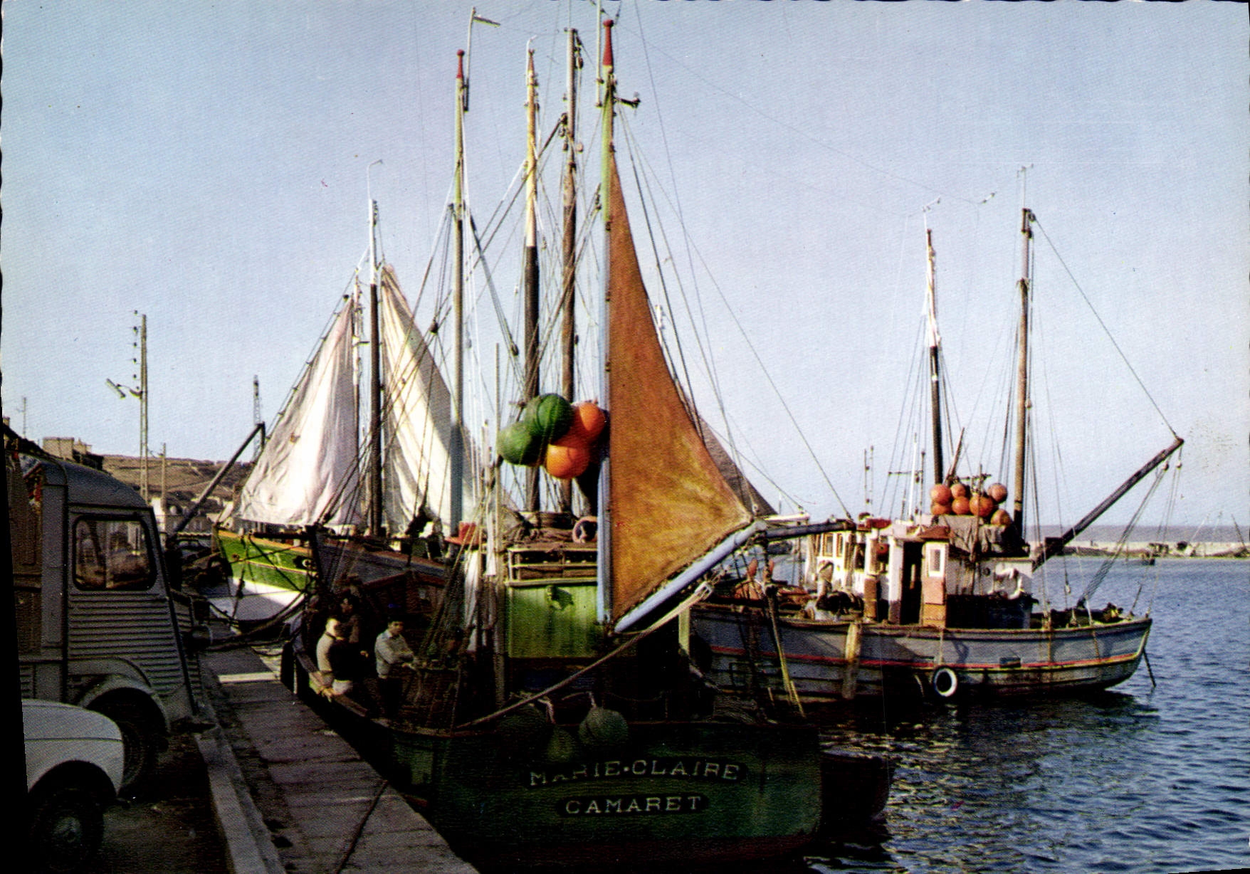 CPSM Bateaux de peche dans le port de Camaret 