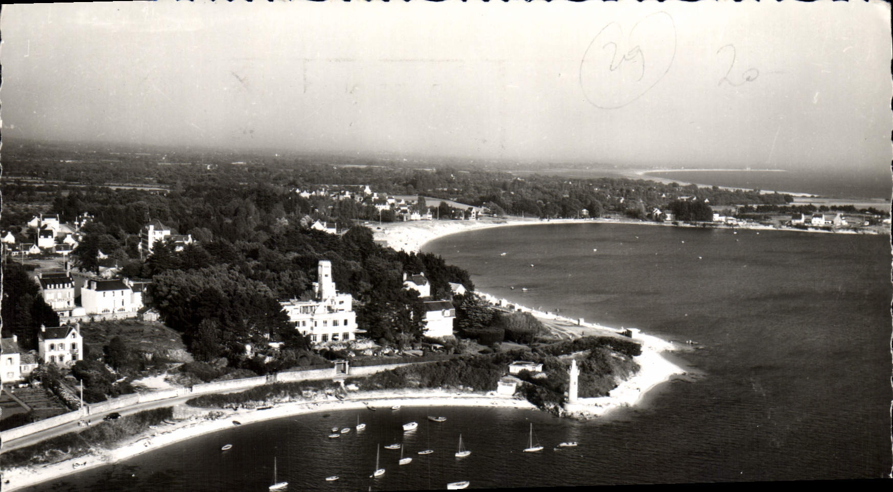 CPA La France vue du Ciel Benodet Finistere plages du petit Phare et du Trez 