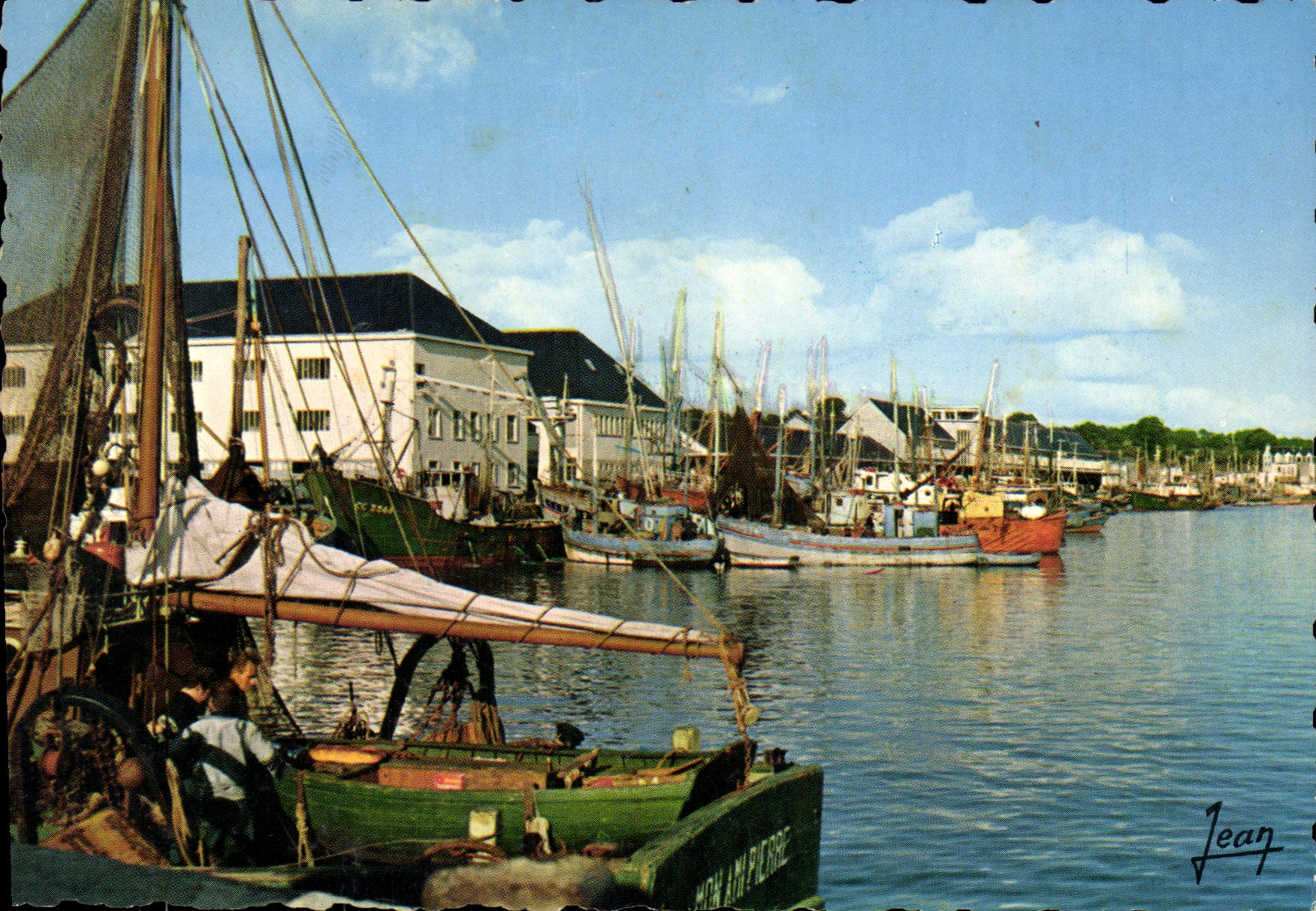 CPA La Bretagne Concarneau Finistere le port au fond la Criee 