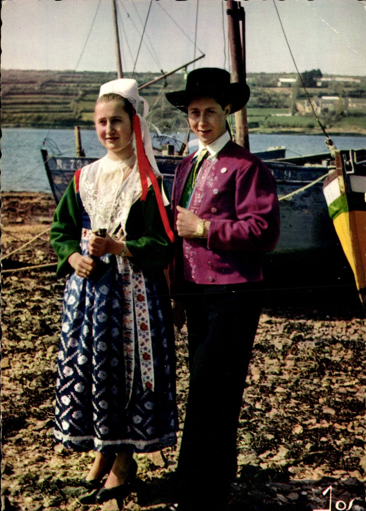 CPA Couple en costume de Plougastel Daoulas 