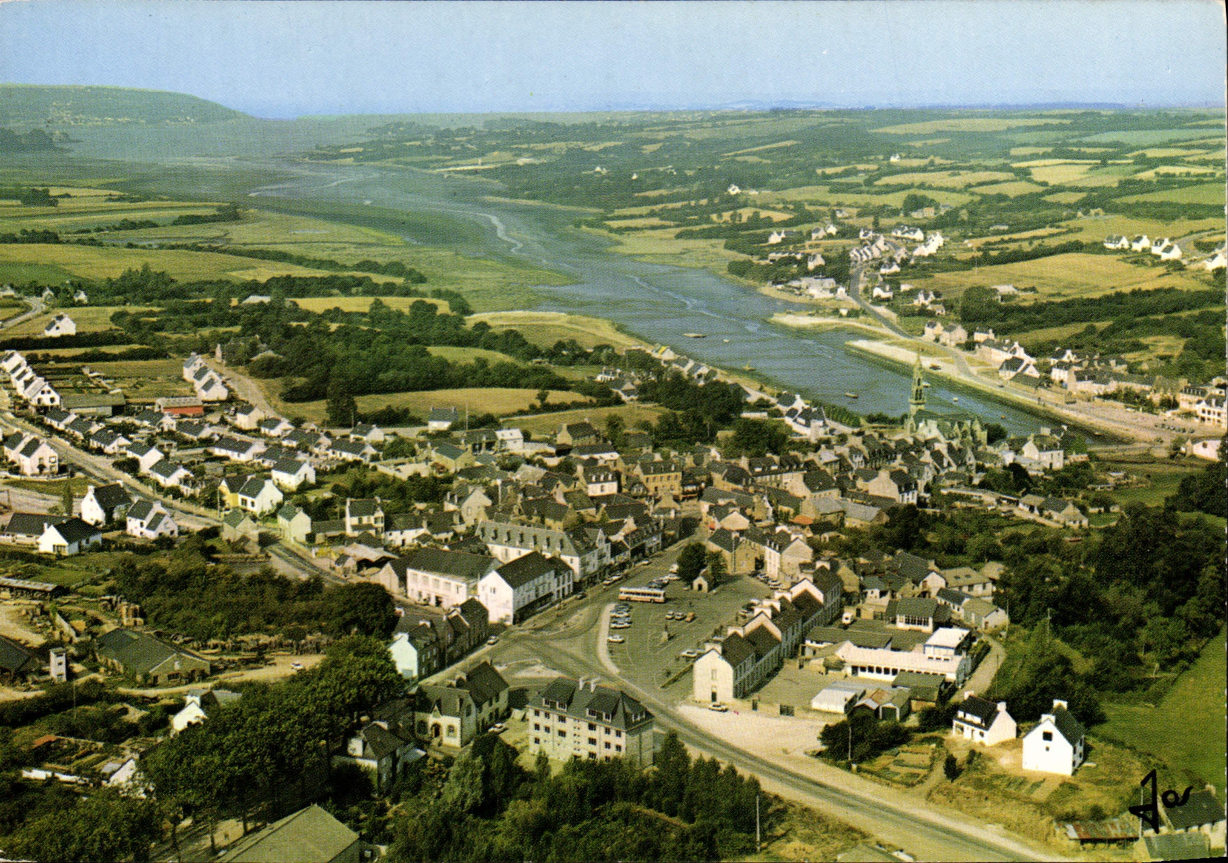 CPA Le Faou vue generale la place les hotels et la riviere 