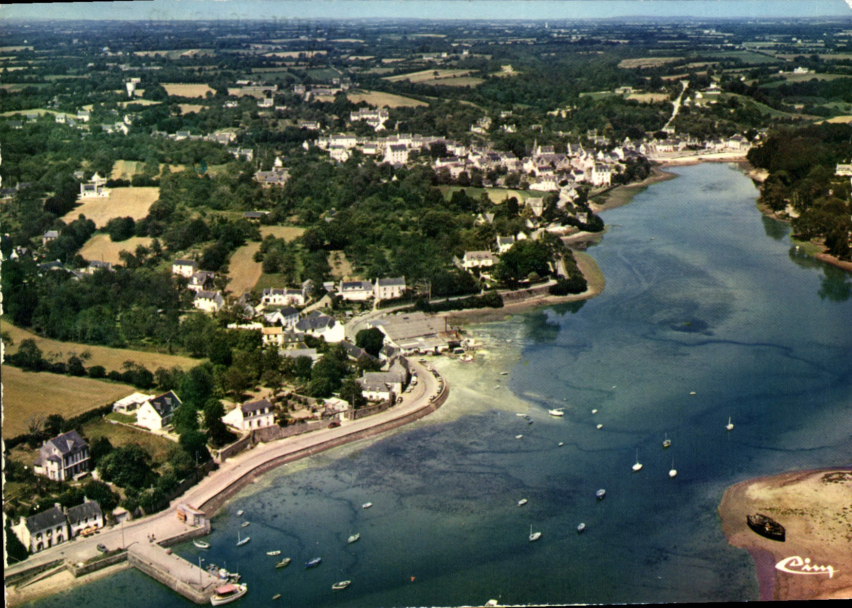CPA la Foret Fouesnant S F vue generale aerienne le port 