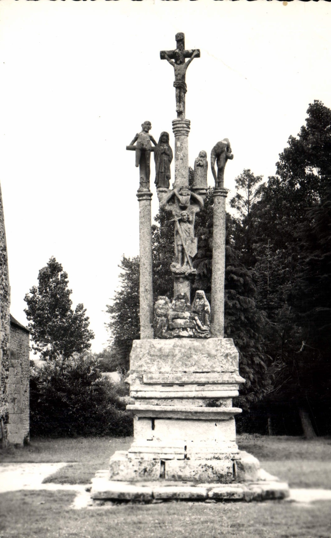 CPSM Saint Hernin Finistere calvaire du XVII siecle 