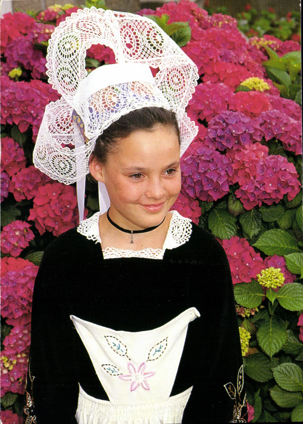 CPSM Jeune fille en costume de Langonnet 