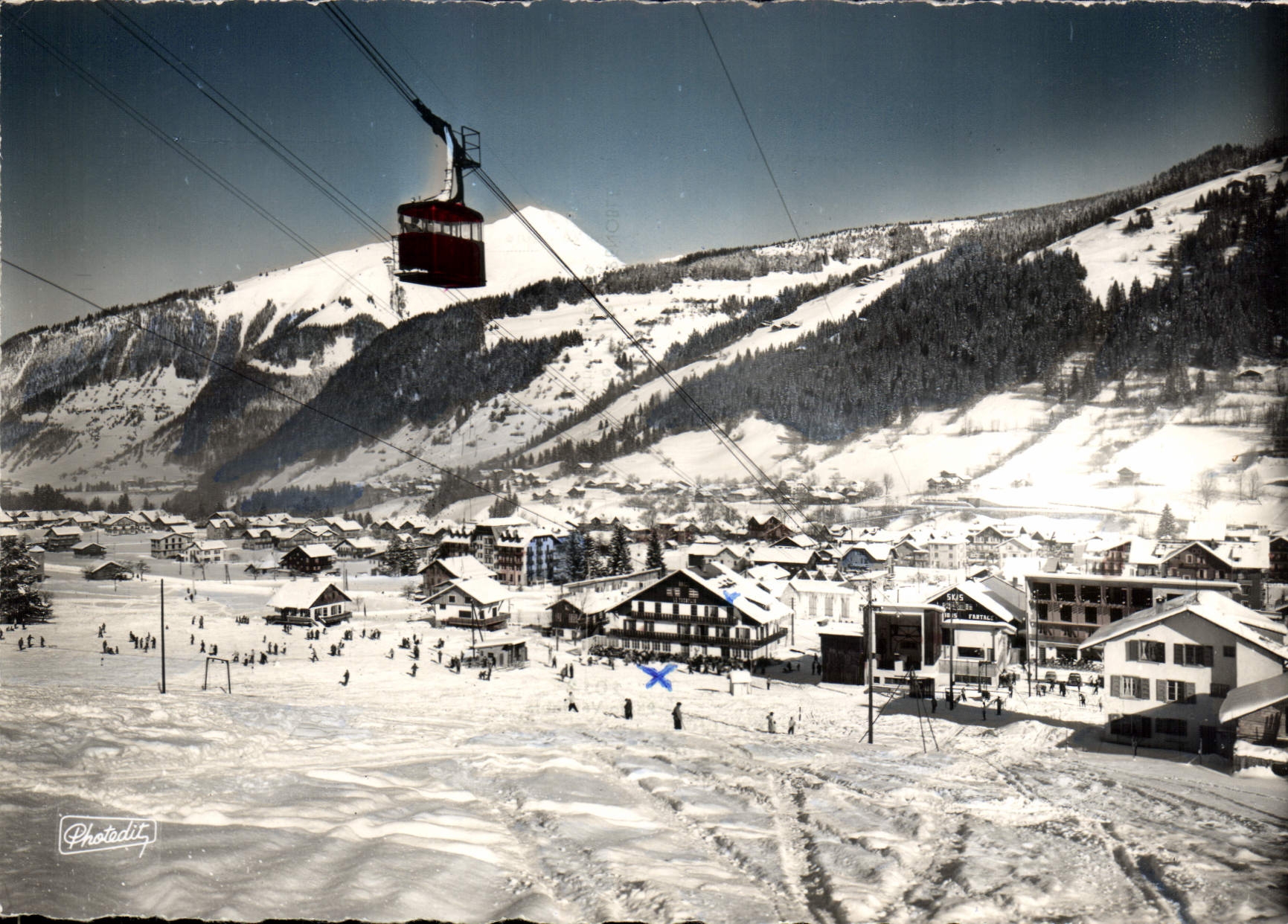 Morzine — Vue générale de la station et départ du téléphérique du Plénay — Photedit