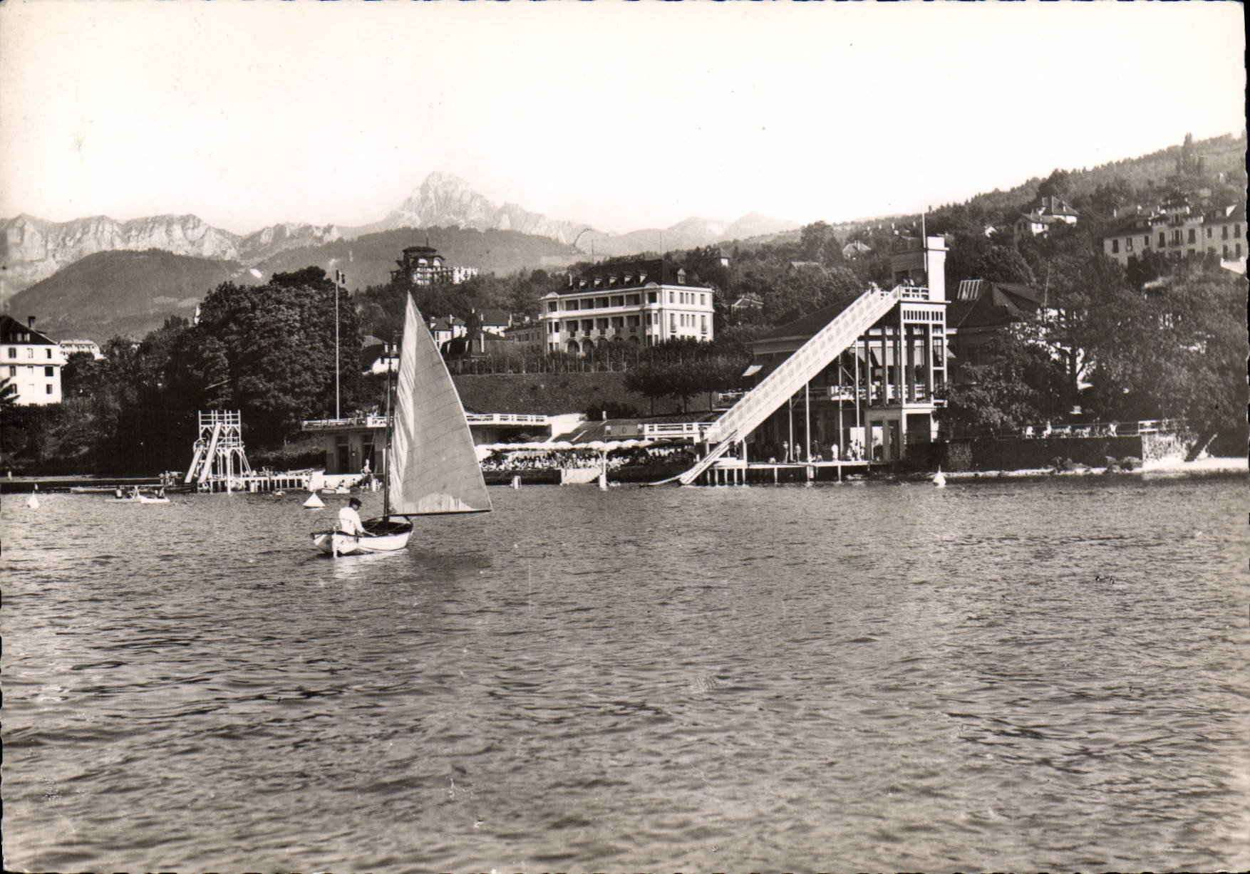Evian-les-Bains — La Plage et la Dent d'Oche — Sante Tourisme