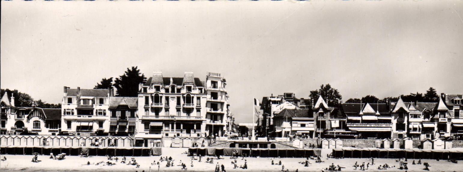 CPA La Baule L Inf La Plage a l'Entree de la Rue General de Gaulle 